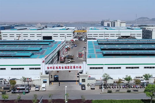 巨东
